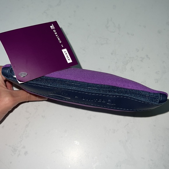 2 United Airlines x Away Travel Amenity Kit Blue Purple Zip Pouch Bag Neoprene - Picture 12 of 14